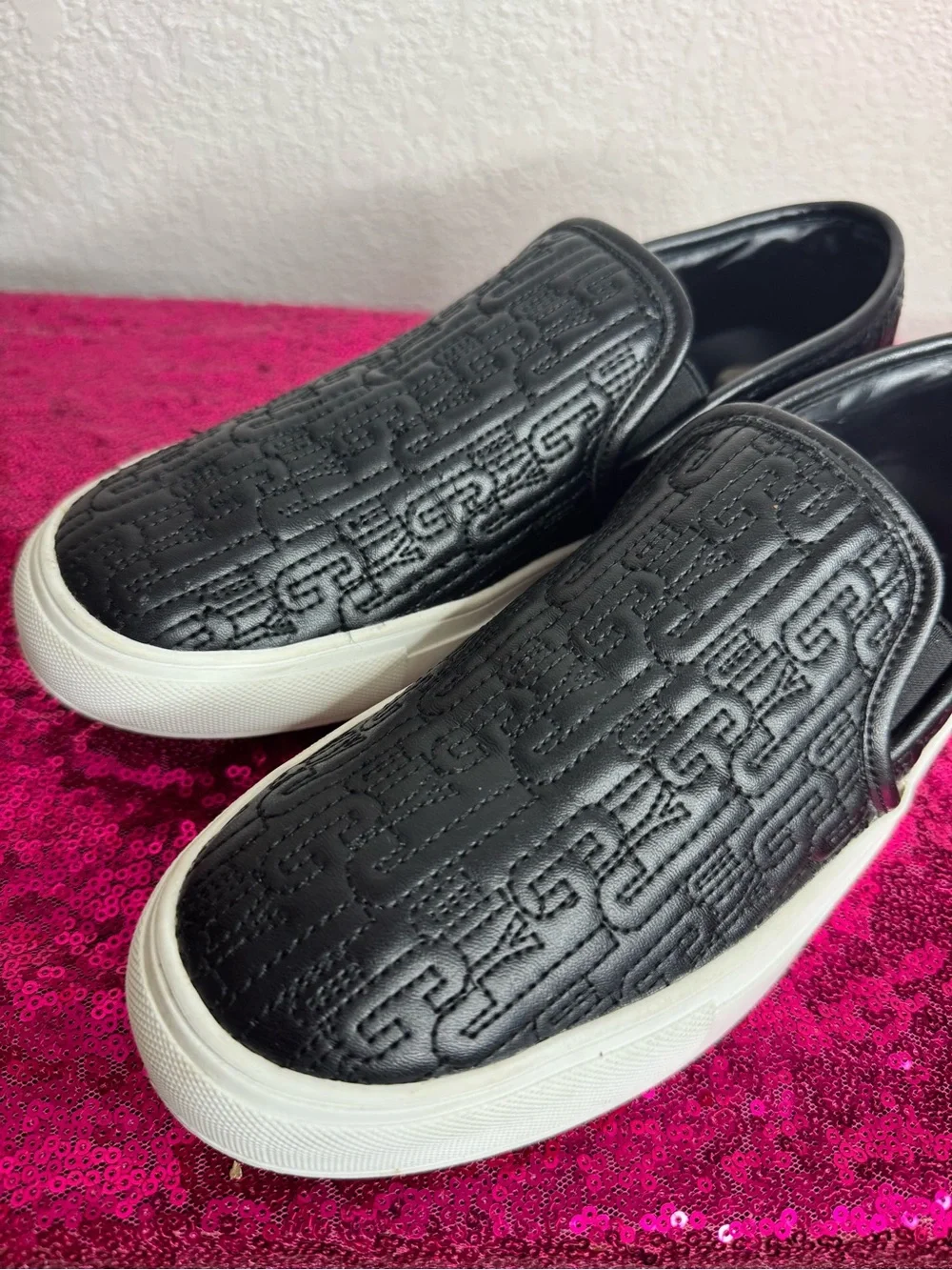 2/for $20 🪩 JUICY COUTURE Black Quilted Logo Slip-On Sneakers (Women’s 7)